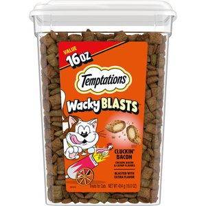 Temptations Wacky Blasts Cluckin’ Bacon Flavor Crunchy Cat Treats, 16-oz tub